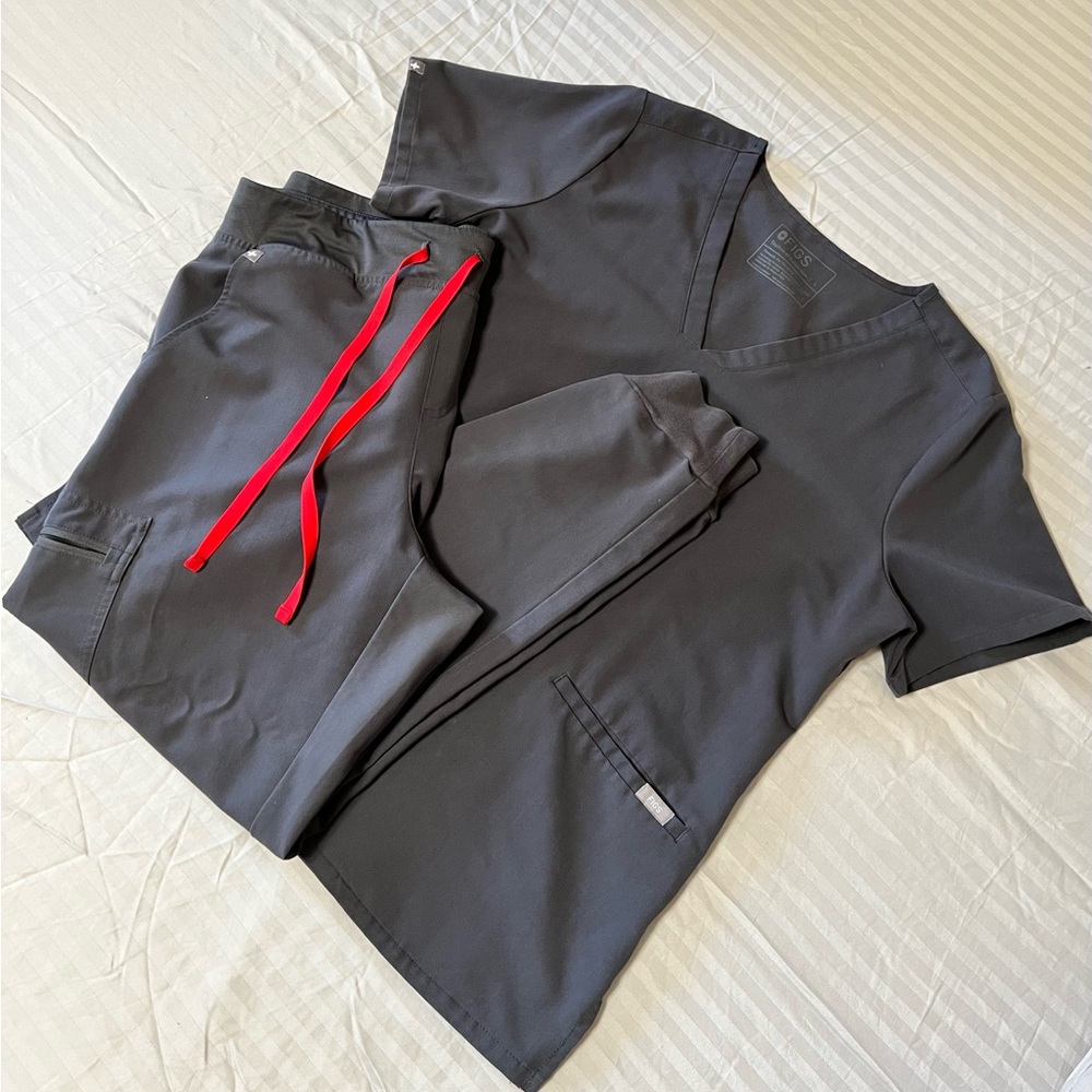 FIGS Scrub Set (Women’s) Large in Charcoal with Red Tie